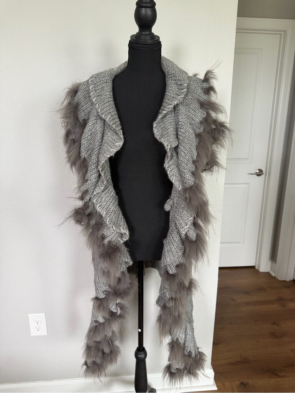 Dolce Cabo Gray Ruffled Knit Cape with Faux-Fur Trim